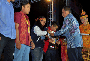 Bernadeta Victoria M sedang menerima penghargaan juara 2 National Photography Competition Pekan Seni Mahasiswa Nasional (PEKSIMINAS) Kendari, Sulawesi Tenggara (17/10)